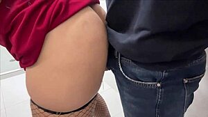 Sexo en el baño de la oficina con secretaria alta y culona termina en creampie cremoso.