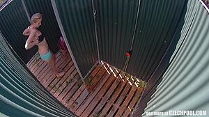 Uh, ik gluurde naar deze Tsjechische MILF in de douche, verborgen cam ving haar naakt in het zwembadgebied op, reality... voyeur spul, snap je?