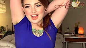 Flickvän bestämmer sig för att låta armhårsväxten växa ut för en hårig fetish-fantasy med snygg röd väninna