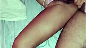 nemůžu uvěřit, že můj odporný nevlastní táta zneužívá mé nevinnosti, když nikdo není doma, trhá mi šaty a líže mou mokrou kundičku