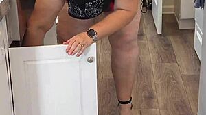 Я случайно позволила незнакомцу кремпайнуть мою сочную пизду в платье и юбке, почти поймана мужем с флешем трусиков