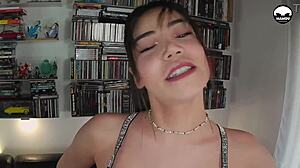 ¿Estás listo para ver a esta milf hablando sucio mientras una polla monstruosa se clava en su culo apretado?