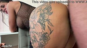 Mladá amatérská Latina kurva bere hluboký anal v ohnutém doggystyle. Chlupatá píča dostává creampie v drsném brazilském domácím sezení.