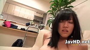 狂ったハードコア・アジアン・フェラがソファーで爆発的中出しへ！ワイルドな喜び