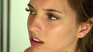 Prirodna slatka oseća intenzivne emocije dok širi ružičastu pičku i gubi nevinost