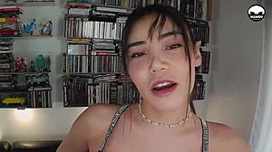 ¿Estás listo para ver a esta milf hablando sucio mientras una polla monstruosa se clava en su culo apretado?