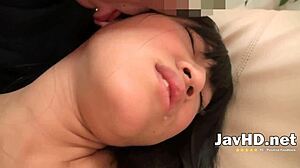 狂ったハードコア・アジアン・フェラがソファーで爆発的中出しへ！ワイルドな喜び