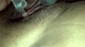 После тяжелого дня она чередует отдых с вибратором на волосатой пизде в softcore соло