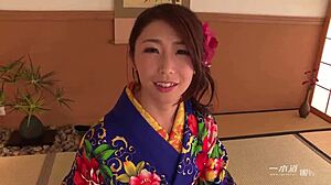 魅惑の日本熟女AVスターAyumi Shinodaが激しいフェラを届ける