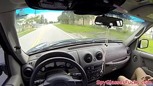 Luuletko että jaksat kurkuttaa kyrpääni kuten tämä rintava ammatööri tyttö 18+? Hän kumartuu kovan doggystylen ja missionaryn varten piilotetussa kam pov toiminnassa.