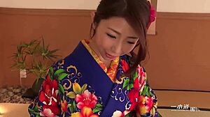 魅惑の日本熟女AVスターAyumi Shinodaが激しいフェラを届ける