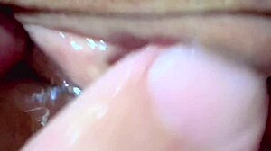 كس وردي هاوي يبتل ويتم لعقه بعد 106 أيام من فقدان العذرية. أكشن منزلي مقرب يظهر تفاصيل محلوقة.