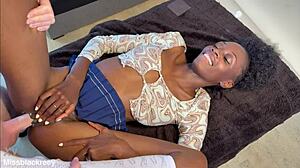 Fata neagră drăguță simte fiecare împingere de la pulă monstră a tăticului alb. Ia încărcătura mare de creampie cu orgasm intens în quickie interrasial.