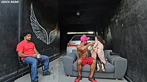 a namorada do meu amigo dança bem agarrada comigo ela percebe meu pau duro e fode comigo na frente do corno