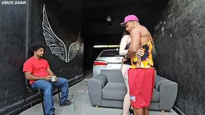 a namorada do meu amigo dança bem agarrada comigo ela percebe meu pau duro e fode comigo na frente do corno