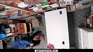 Jännitetyssä toimisto-kohtauksessa nuori 18+ pikkutissinen varkas jää kiinni lp-virkailijalta ja joutuu alistumaan doggystyle-pumppaukseen hänen monsterkyrvällään rangaistuksena