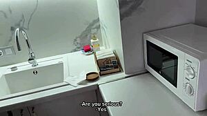 Å ja, denne sexy blonde i svarte strømper elsker å ri cowgirl med store pupper som hopper, sier det amatør-russiske paret i hjemmelaget POV