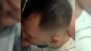 Amatérsky gay Brazílčan dostáva zaplatené za bareback fúkačku na verejnej toalete fetish