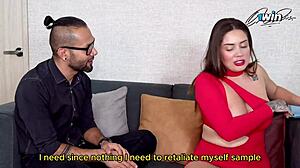 金发少女Sara Blonde在内射角色扮演中被巨大鸡巴后入猛干，同时舔舐和操她的律师以获得离婚帮助