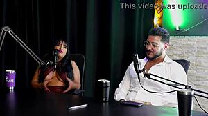 Французский парень встречает бразильскую девчонку и вводит ее в жизнь свингеров с тройкой