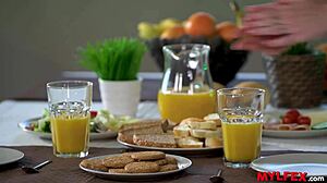 Hei, tämä hunaja MILF järjestää aamiaisen miehelleen ja äitipojalleen.