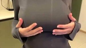 Runker på stemors store melkekuler mens hun slikker og masserer i hjemmelaget utendørsscene