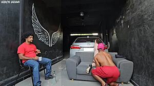 a namorada do meu amigo dança bem agarrada comigo ela percebe meu pau duro e fode comigo na frente do corno