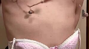 激烈肛门动作，网球女孩忍受肛塞和乳头训练，而排球女孩穿着制服戴尾巴肛塞