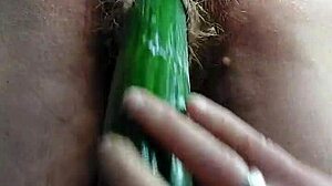 Babička píchá chlpatú piču uhorkou