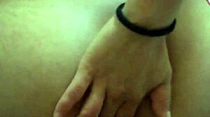 Hey, check out my flaca getting all wet and wild in this quick clip