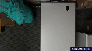 Arabisk ung tyv bliver hamret af LP-betjent med monsterpik