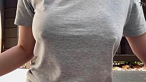 Kåt italiensk milf med stora tuttar och nippel röker utomhus i fetisch närbild