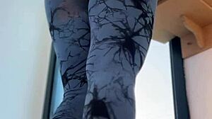 بنت طيزها مستديرة مثالية تُظهر مهارات التمرين