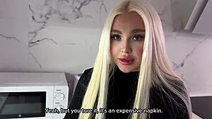 Å ja, denne sexy blonde i svarte strømper elsker å ri cowgirl med store pupper som hopper, sier det amatør-russiske paret i hjemmelaget POV