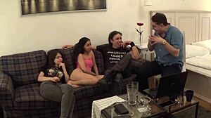 Andrea Diprè interviewt een jonge 18+ Tsjechische vrouw tijdens haar extreme publieke naaktheid display in Praag