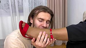 Geile Chefin zieht Strumpfhose runter, lässt Angestellten ihre nasse Muschi im Büro lecken