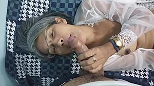 ko se družina zbere za zabavne trenutke v španski spalnici z gospodinjo in igračkami