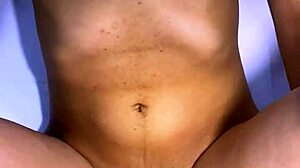 El infiel y la estudiante intercambiaron miradas furtivas en la sala de clases y terminaron besándose con hardcore creampie cheating