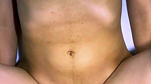 El infiel y la estudiante intercambiaron miradas furtivas en la sala de clases y terminaron besándose con hardcore creampie cheating