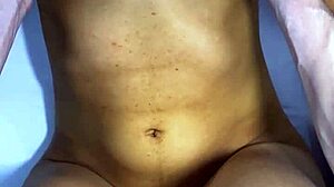 El infiel y la estudiante intercambiaron miradas furtivas en la sala de clases y terminaron besándose con hardcore creampie cheating