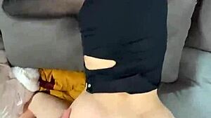 Figliastra Isabella De Laa fa bocchino profondo in camera d'hotel POV 😏🏨