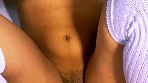 El infiel y la estudiante intercambiaron miradas furtivas en la sala de clases y terminaron besándose con hardcore creampie cheating