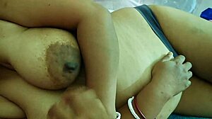 Vroča novo poročena desi bhabi se kopa gola in kaže velike prsi ter rit