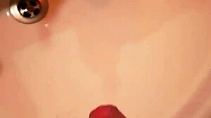 hey, check this gostoso batendo punheta na sua pila de 20cm 😏🍆