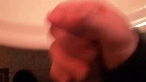 hey, check this gostoso batendo punheta na sua pila de 20cm 😏🍆