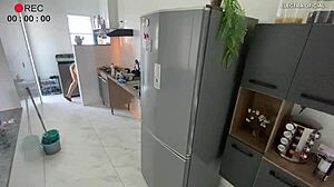 câmera escondida pegando a empregada latina brasileira de shortinho provocante no fetiche voyeur 😏