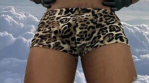 Amatør muskuløs militær fyr danser og onanerer i fed kurvet krop stil