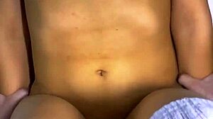 El infiel y la estudiante intercambiaron miradas furtivas en la sala de clases y terminaron besándose con hardcore creampie cheating