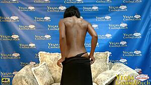 为什么这个瘦黑人熟女在pov中深肛交，绑缚和近景阴部自慰高潮？