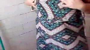 fazendo um striptease sensual enquanto tomo banho e mostro meus peitinhos pequenos